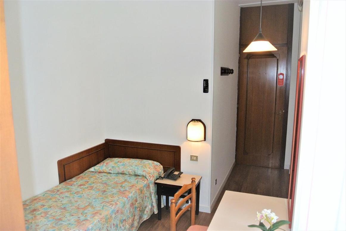 Hotel Niagara Линяно Сабиадоро Стая снимка