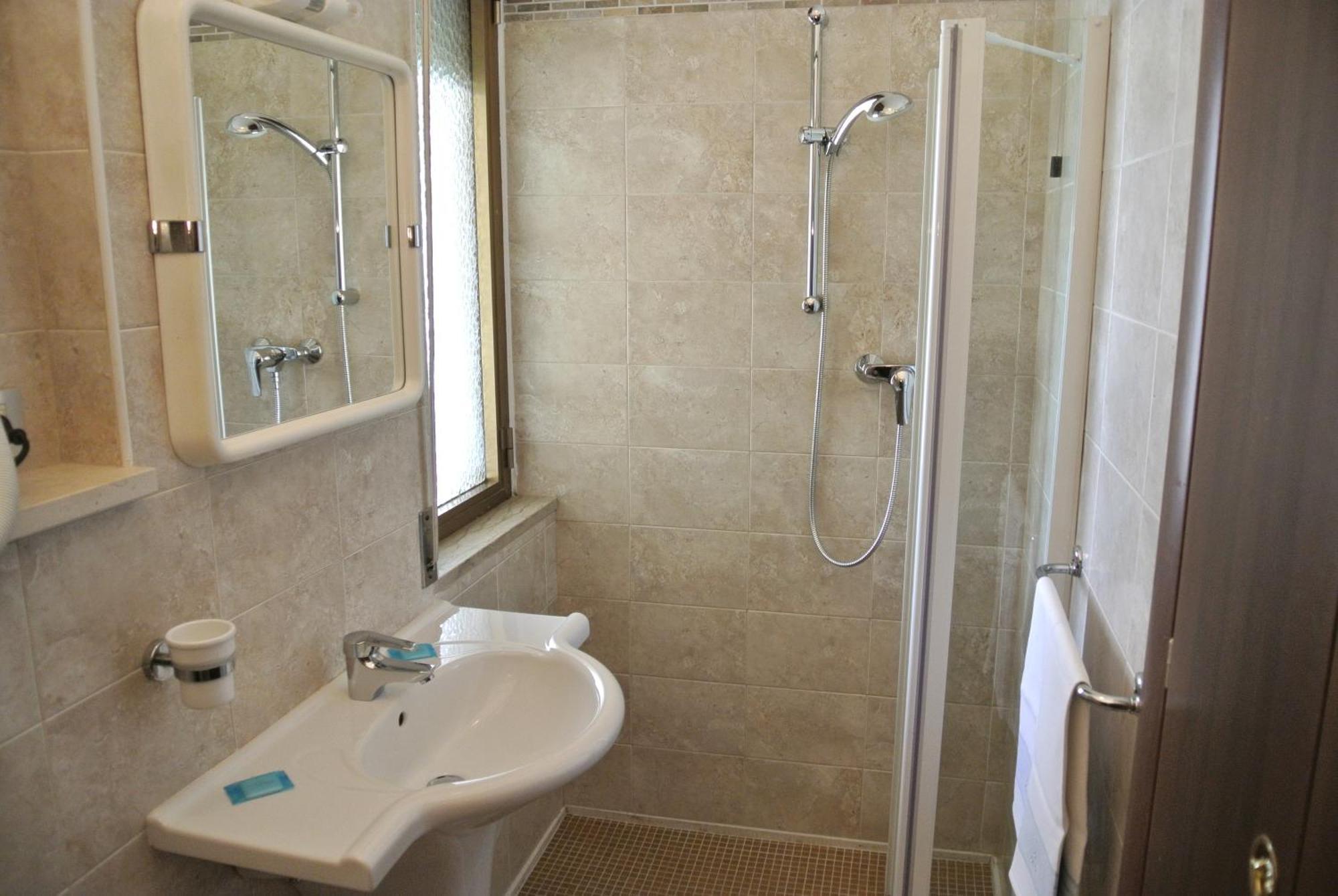 Hotel Niagara Линяно Сабиадоро Екстериор снимка