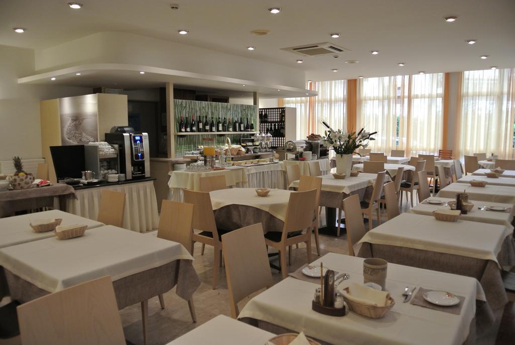 Hotel Niagara Линяно Сабиадоро Екстериор снимка