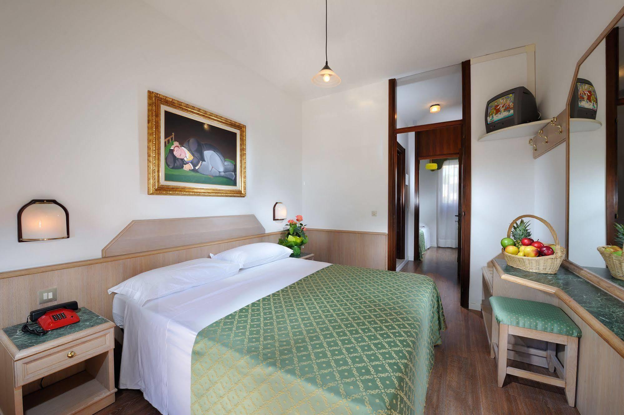 Hotel Niagara Линяно Сабиадоро Екстериор снимка